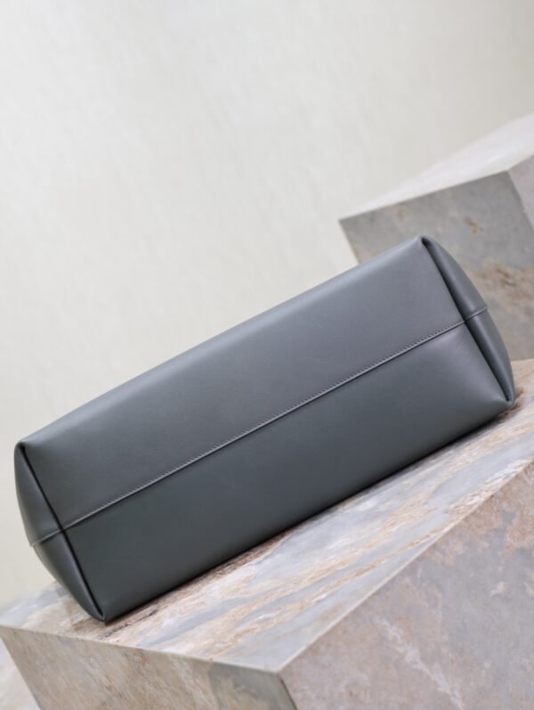 SHOPPING SAINT LAURENT IN LEATHER