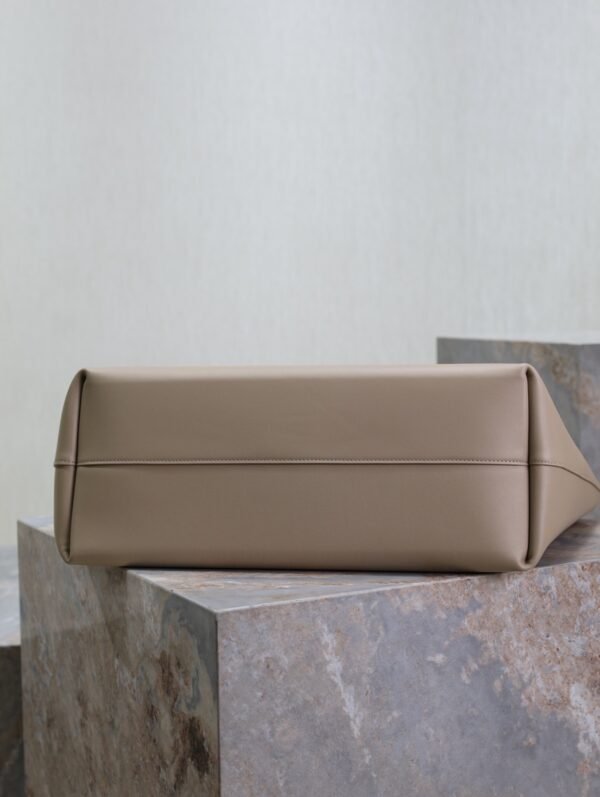 600281CSV0J2721 (4) SHOPPING SAINT LAURENT IN LEATHER