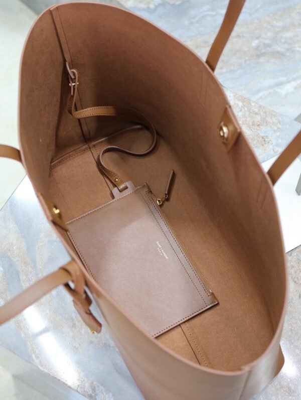 SHOPPING SAINT LAURENT IN LEATHER