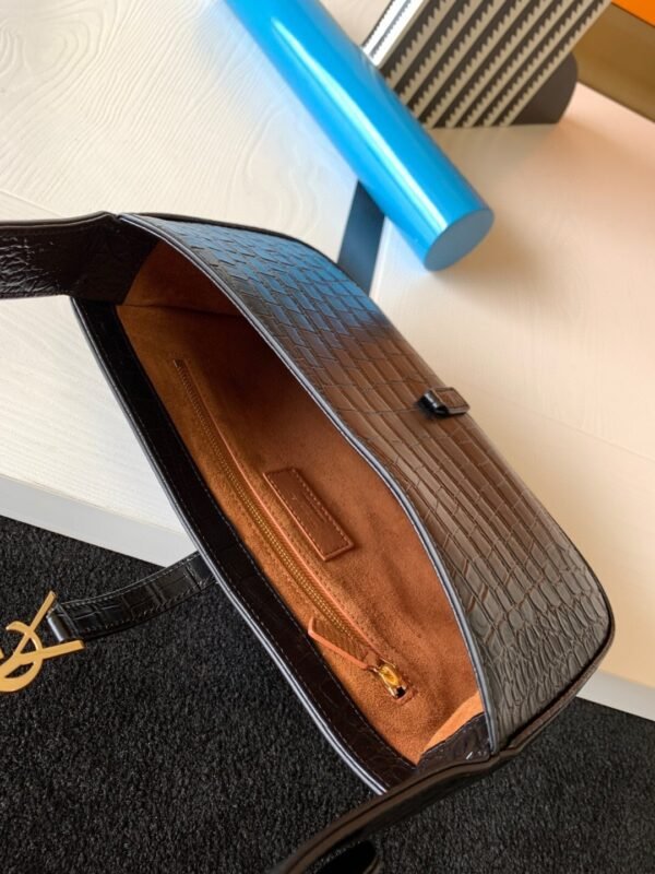 657228DZESW1062 (2) LE 5 À 7 IN CROCODILE-EMBOSSED SHINY LEATHER