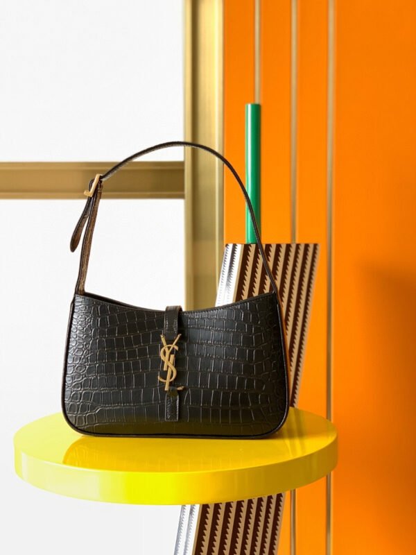 657228DZESW1062 (2) LE 5 À 7 IN CROCODILE-EMBOSSED SHINY LEATHER