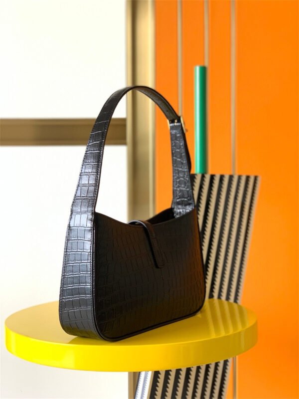 657228DZESW1062 (5) LE 5 À 7 IN CROCODILE-EMBOSSED SHINY LEATHER