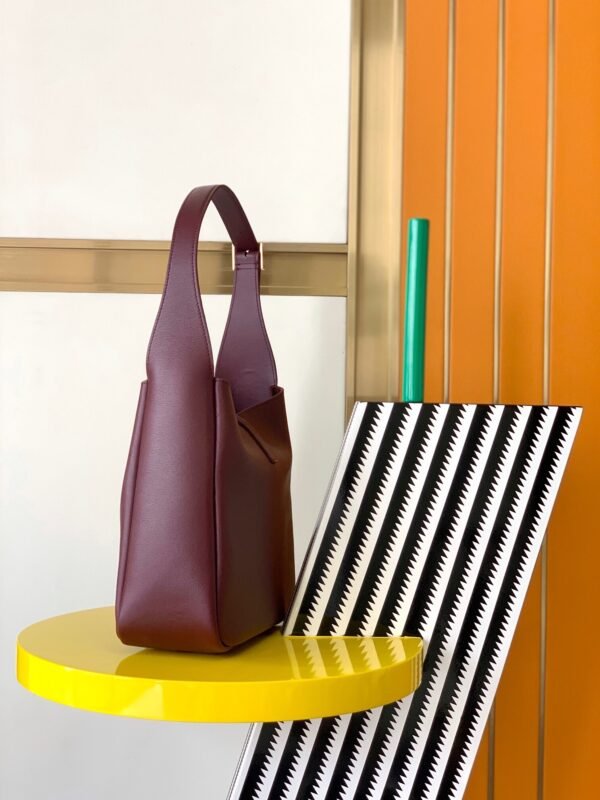 LE 5 À 7 SUPPLE SMALL IN GRAINED LEATHER