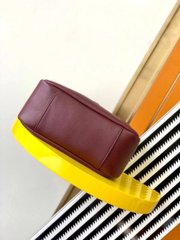 LE 5 À 7 SUPPLE SMALL IN GRAINED LEATHER