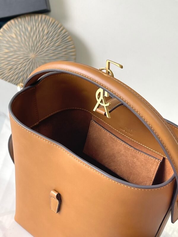 7490362R20W2536 (4) LE 37 SMALL IN SHINY LEATHER