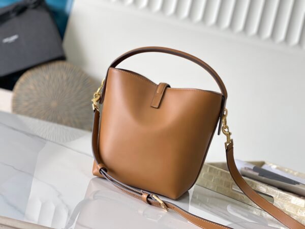 7490362R20W2536 (7) LE 37 SMALL IN SHINY LEATHER