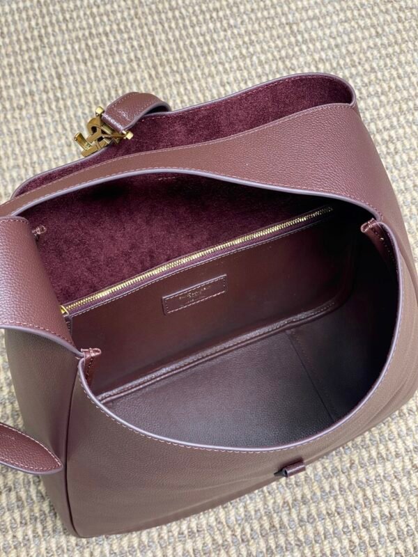 LE 5 À 7 SUPPLE LARGE IN GRAINED LEATHER