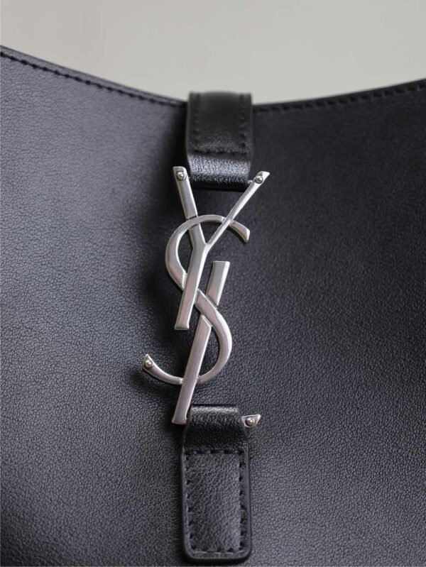 753837AACQG1000 (7) LE 5 À 7 SUPPLE LARGE IN GRAINED LEATHER