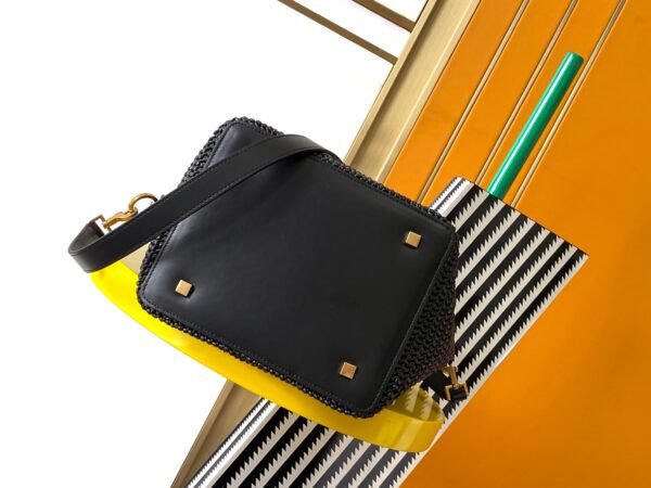 LE 37 IN WOVEN RAFFIA AND VEGETABLE-TANNED LEATHER