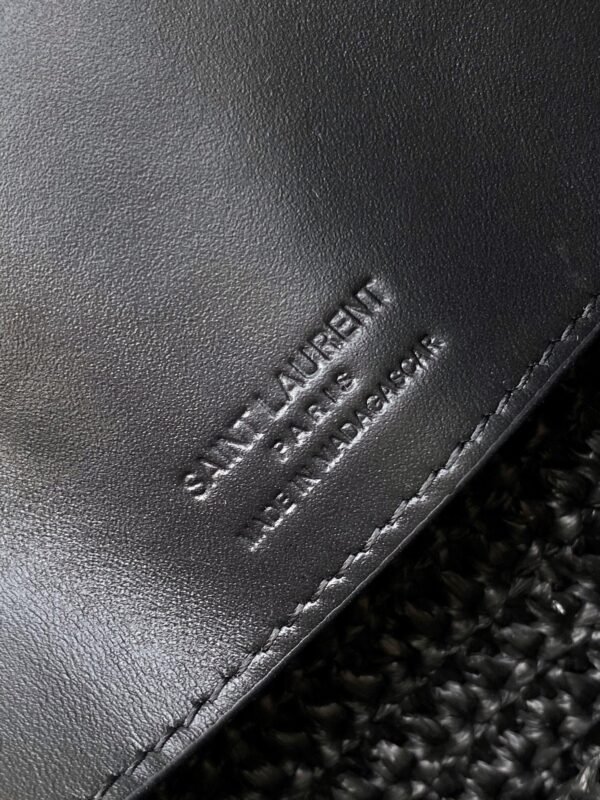 LE 37 IN WOVEN RAFFIA AND VEGETABLE-TANNED LEATHER