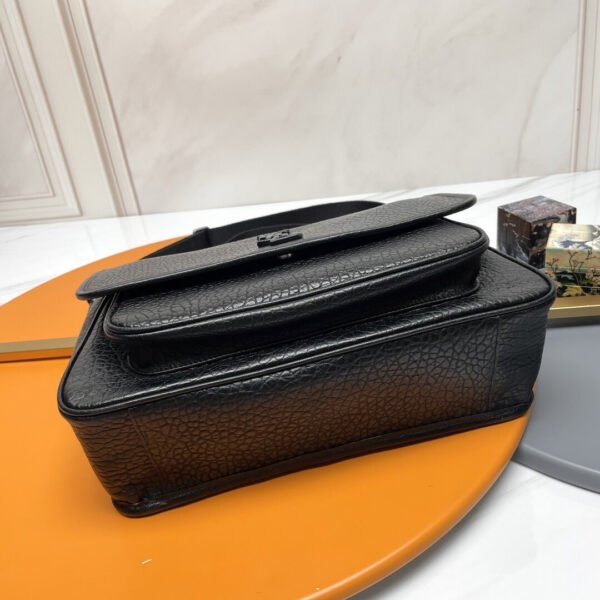 NIKI MESSENGER IN GRAINED LEATHER