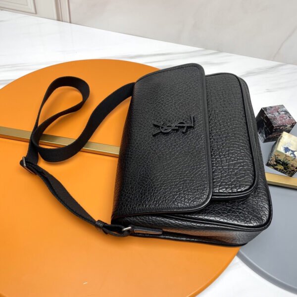 NIKI MESSENGER IN GRAINED LEATHER