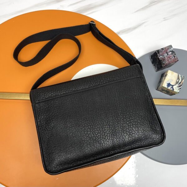 NIKI MESSENGER IN GRAINED LEATHER