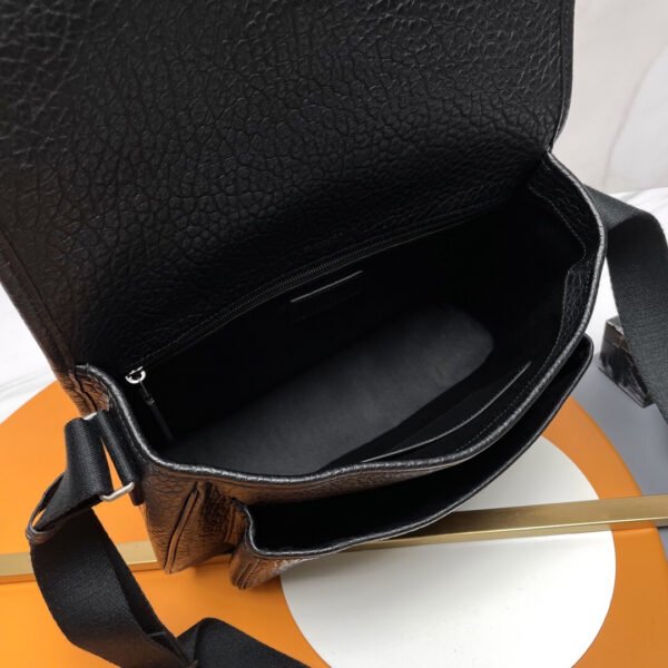 NIKI MESSENGER IN GRAINED LEATHER