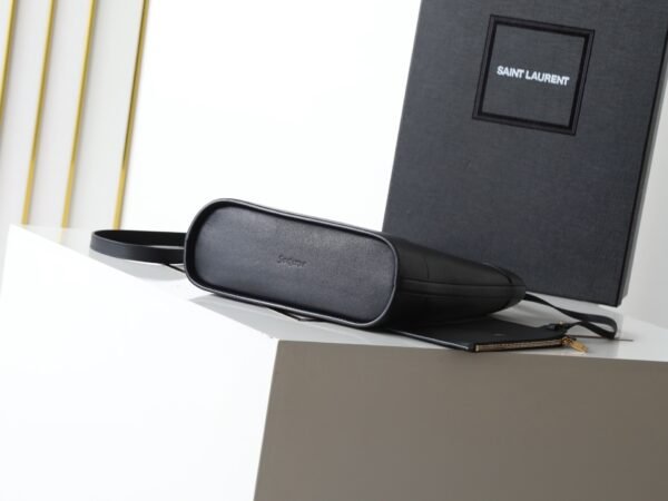 808224AAEB31000 (2) Y SMALL BUCKET IN LEATHER