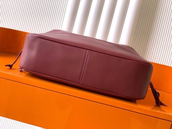 JAMIE SHOPPING IN LAMBSKIN