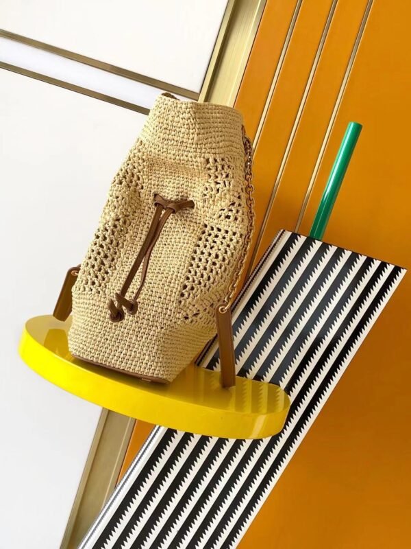 JAMIE SHOPPING IN RAFFIA