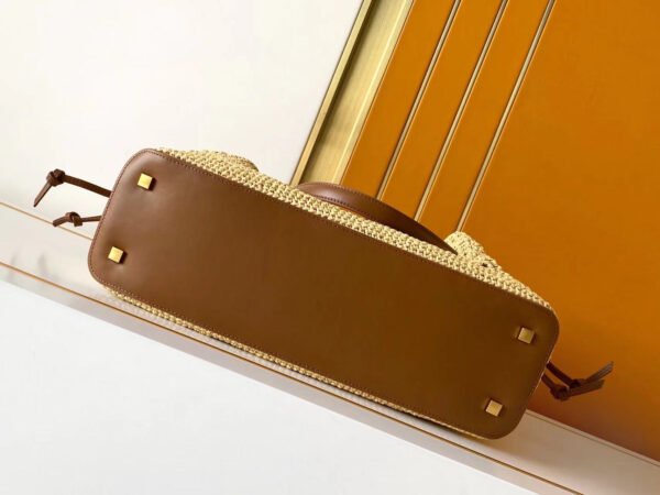 JAMIE SHOPPING IN RAFFIA