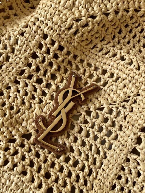 JAMIE SHOPPING IN RAFFIA