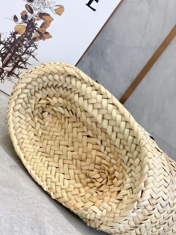 Basket bag in palm leaf and calfskin
