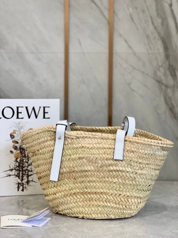 Basket bag in palm leaf and calfskin