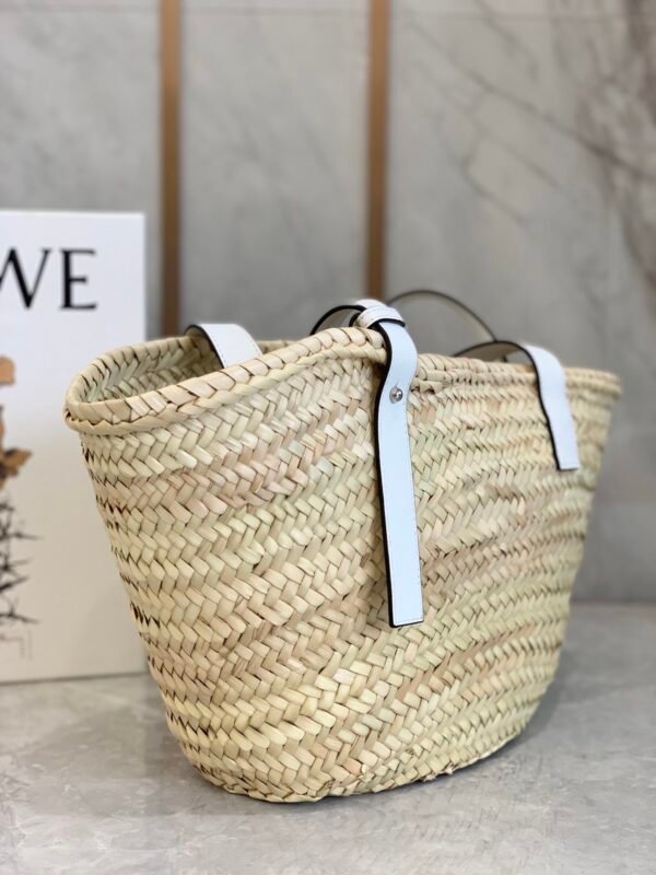 Basket bag in palm leaf and calfskin