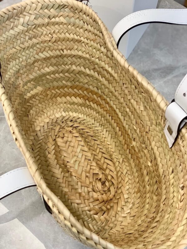 Basket bag in palm leaf and calfskin