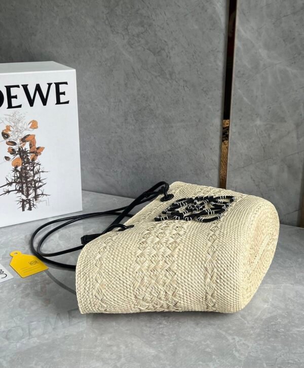 A223T43X02 (1) Medium Anagram Basket bag in iraca palm and calfskin