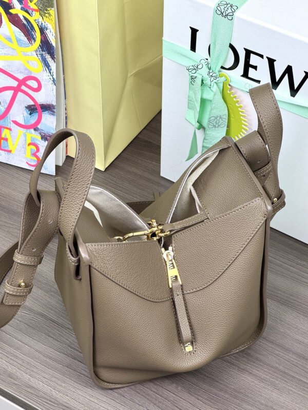 A538H13X23 (4) Compact Hammock bag in soft grained calfskin