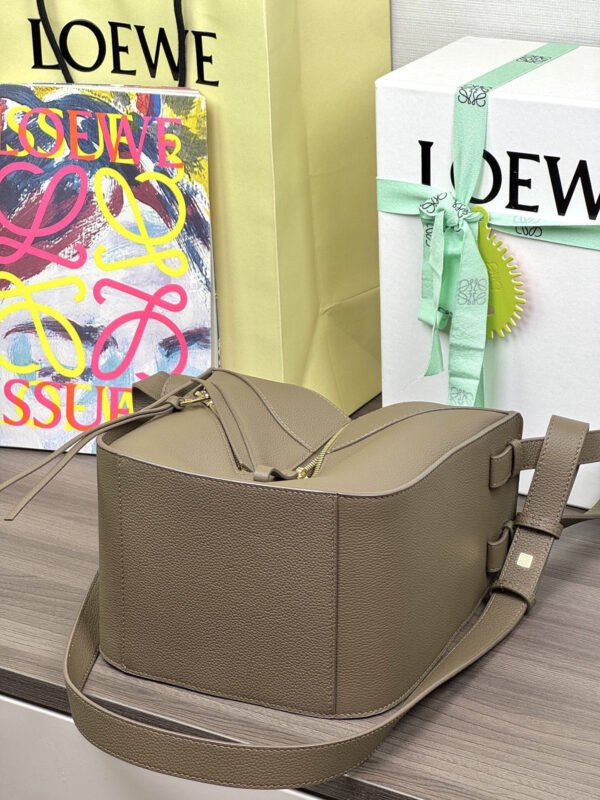 A538H13X23 (5) Compact Hammock bag in soft grained calfskin