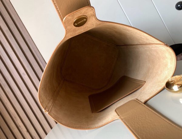 Medium Pebble bucket in smooth calfskin