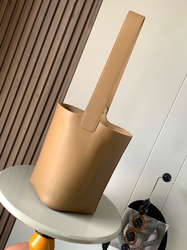 Medium Pebble bucket in smooth calfskin