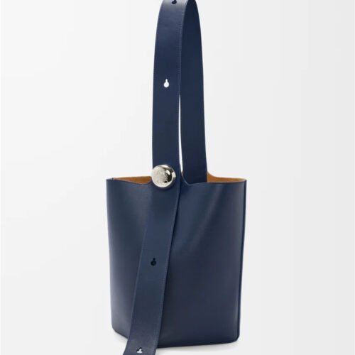 Medium Pebble bucket in smooth calfskin