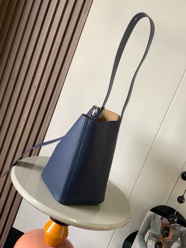 AANBBBWX01-3 (1) Medium Pebble bucket in smooth calfskin