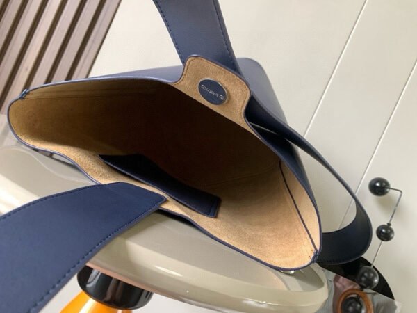 AANBBBWX01-3 (2) Medium Pebble bucket in smooth calfskin