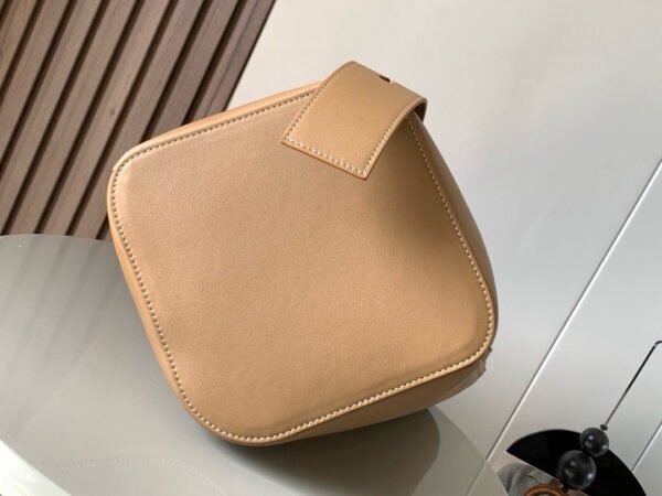 Medium Pebble bucket in smooth calfskin