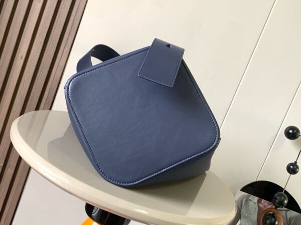 AANBBBWX01-3 (3) Medium Pebble bucket in smooth calfskin