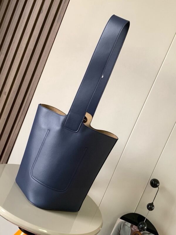 AANBBBWX01-3 (3) Medium Pebble bucket in smooth calfskin