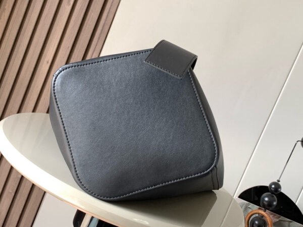 AANBBBWX01 (3) Medium Pebble bucket in smooth calfskin