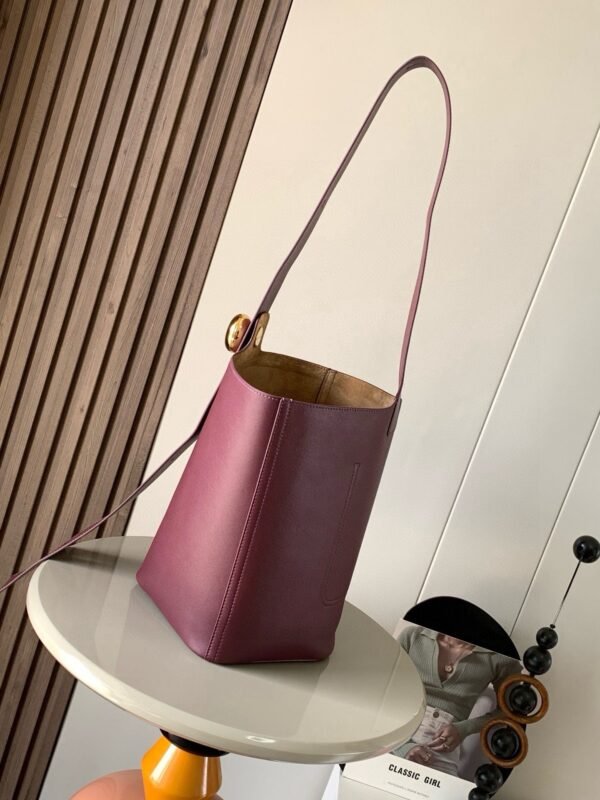 AANBBBWX01 wine red (1) Medium Pebble bucket in smooth calfskin