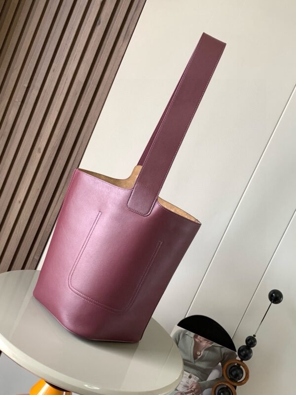 AANBBBWX01 wine red (2) Medium Pebble bucket in smooth calfskin