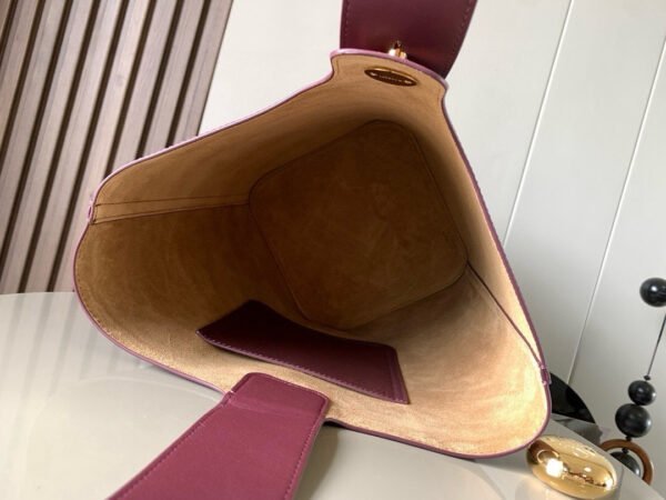 AANBBBWX01 wine red (2) Medium Pebble bucket in smooth calfskin