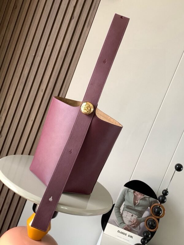 AANBBBWX01 wine red (3) Medium Pebble bucket in smooth calfskin