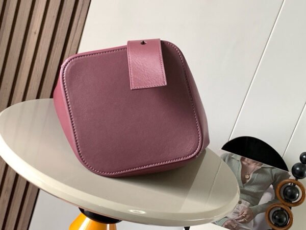 AANBBBWX01 wine red (3) Medium Pebble bucket in smooth calfskin