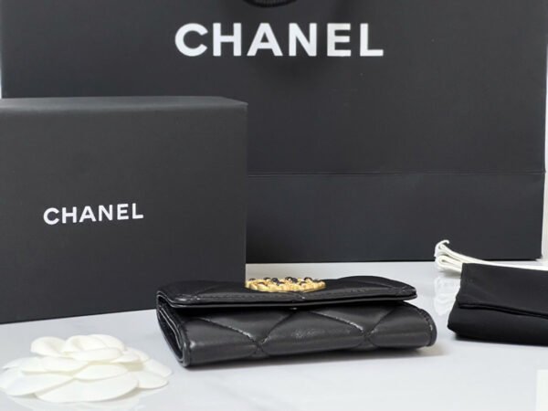 AP1790 (4) CHANEL 19 FLAP CARD HOLDER