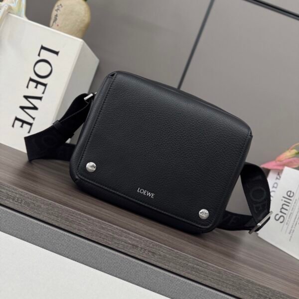 BANBA73X01 (1) Medium Pebble messenger bag in supple grained calfskin