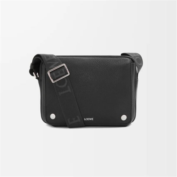 BANBA73X01 (1) Medium Pebble messenger bag in supple grained calfskin