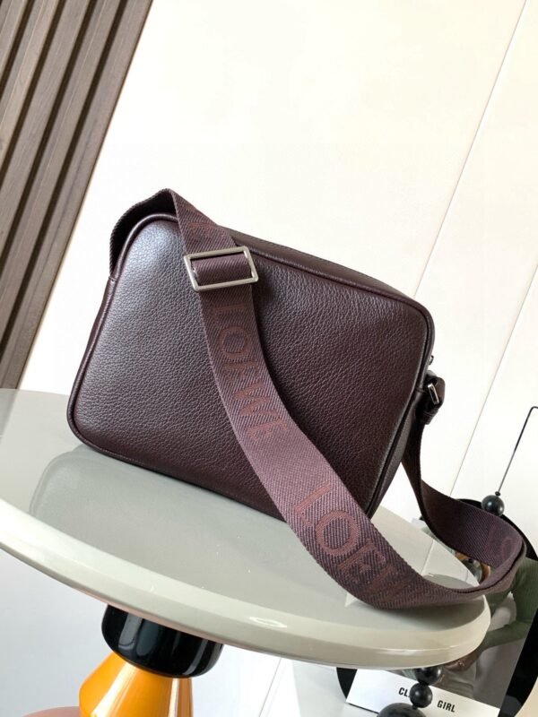 Medium Pebble messenger bag in supple grained calfskin