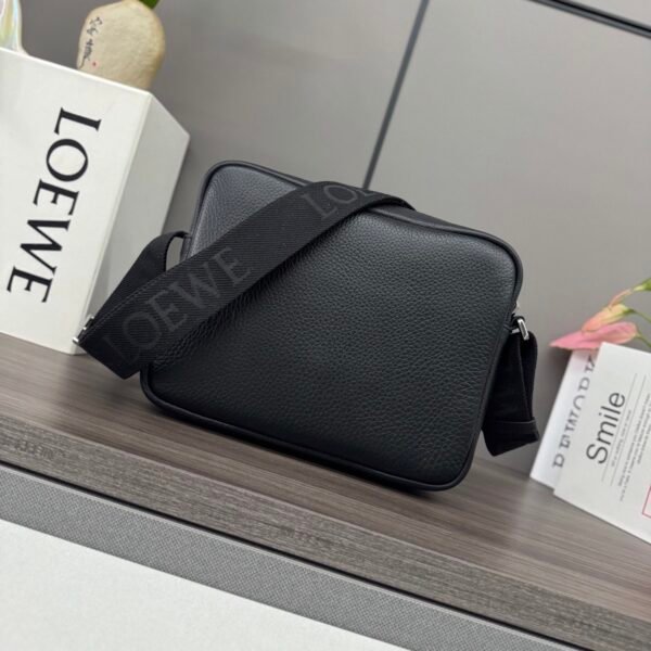 BANBA73X01 (2) Medium Pebble messenger bag in supple grained calfskin