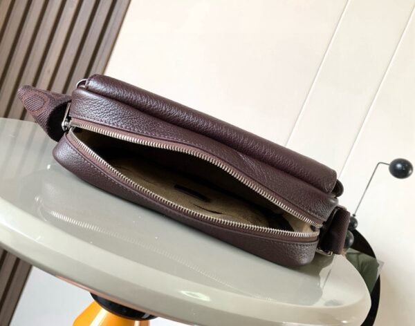 Medium Pebble messenger bag in supple grained calfskin